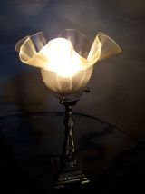 petite lampe bronze de chevet  et sa belle tulipe opaque  et