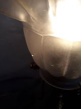 petite lampe bronze de chevet  et sa belle tulipe opaque  et