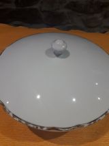 soupière  en porcelaine avec couvercle.