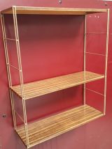 Etagère murale, montants en métal doré et trois plateaux rég