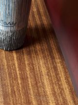 Etagère murale, montants en métal doré et trois plateaux rég