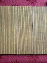 Etagère murale, montants en métal doré et trois plateaux rég