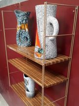 Etagère murale, montants en métal doré et trois plateaux rég