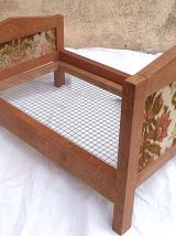 Lit de poupée en bois artisanal vintage