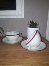 Duo de tasses et sous tasses liseré rouge et doré