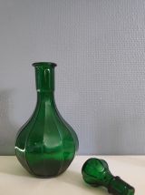 carafe verte ancienne élégante avec lignes nervurées