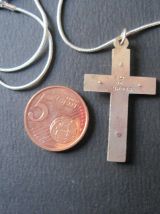 croix avec chaine argentée