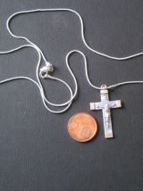 croix avec chaine argentée