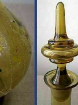 Belle carafe ancienne en verre soufflé de couleur et émaillé