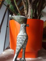 Sculpture en pierre ciselée du dieu égyptien Horus 