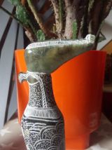 Sculpture en pierre ciselée du dieu égyptien Horus 