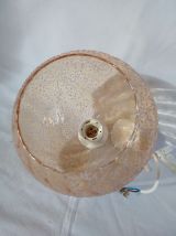 Suspension globe boule en verre ambré granuleux