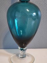 carafe en verre bleu et transparent avec bouchon