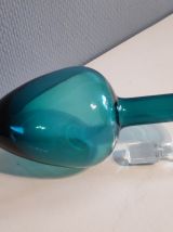 carafe en verre bleu et transparent avec bouchon