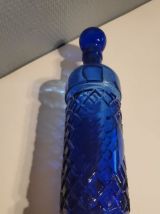 carafe en verre bleu avec bouchon