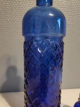 carafe en verre bleu avec bouchon