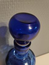 carafe en verre bleu avec bouchon
