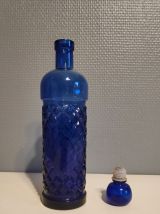 carafe en verre bleu avec bouchon
