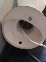 appliques mains en céramique et globe opaline blanches