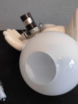 appliques mains en céramique et globe opaline blanches