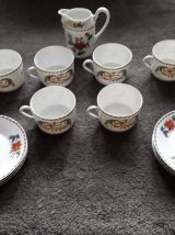 6 tasses et soucoupes et un pichet porcelaine de Paris
