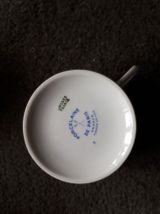 6 tasses et soucoupes et un pichet porcelaine de Paris