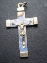 4  pendentifs anciens  Bon état voir photos  en métal 