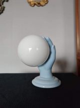 lampe main en céramique bleue et globe opaline blanc vintage