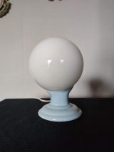 lampe main en céramique bleue et globe opaline blanc vintage