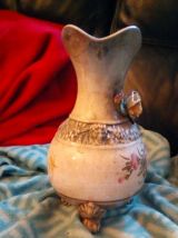 Vase retro romantique fleurs relief