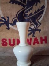 Joli vase ancien en opaline 