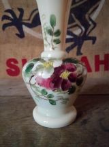 Joli vase ancien en opaline 