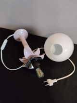 lampe palmier en céramique rose et globe opaline blanc