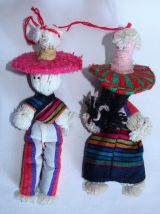 Lot de deux poupées traditionnelles mexicaines en laine. 
