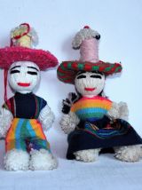 Lot de deux poupées traditionnelles mexicaines en laine. 