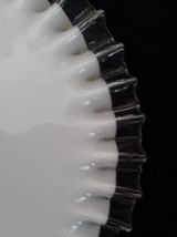 Suspension plate en verre opaline mat avec colllerette 