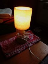 Lampe en marbre-Ton beige avec decoration blanche incrustée