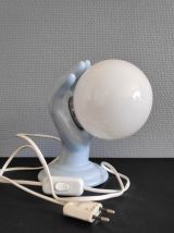 lampe main en céramique bleue et globe opaline blanc vintage