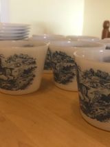 Tasses-soucoupes Arcopal blanches décor bleu cavalier dans u