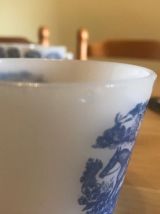 Tasses-soucoupes Arcopal blanches décor bleu cavalier dans u