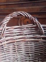 Grande corbeille  en noisetier tressé (Art populaire)