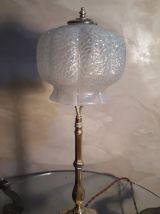  grande lampe laiton    et son verre   moulé  en forme de cl