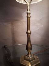  grande lampe laiton    et son verre   moulé  en forme de cl