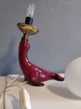 lampe otarie en céramique bordeaux avec globe opaline