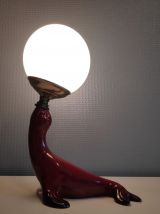 lampe otarie en céramique bordeaux avec globe opaline