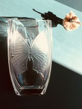 Beau vase vintage en verre épais et motif dépoli papillon