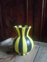 Joli vase en plastique et son support sur pied  Années 50/60