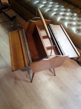 travailleuse scandinave en bois. Pieds compas, couturiere vi