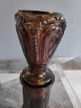 carafe en verre marron avec bouchon