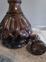 carafe en verre marron avec bouchon